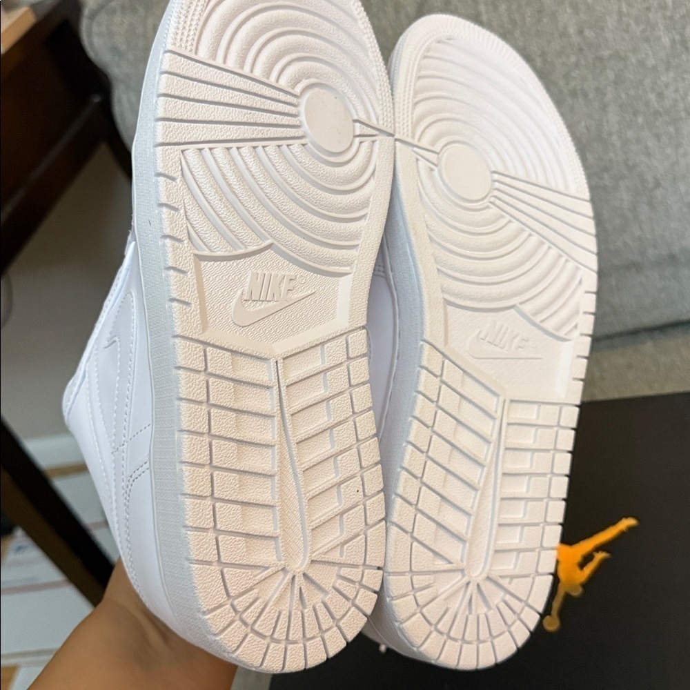 Brand New Jordan 1- Mens - Picture 4 of 6